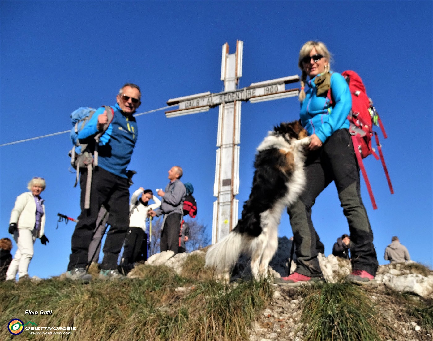 52 Alla croce di vetta del Monte Barro (922 m).JPG -                                